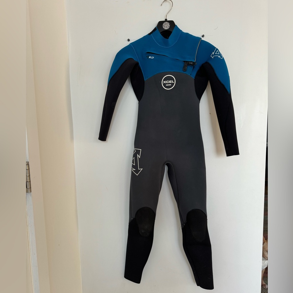 Boys kids Xcel Infiniti Comp 4/3 wetsuit with chest zip- size 12- worn once!